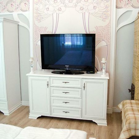 Deluxe Appartment In The City Center Lviv Exterior photo